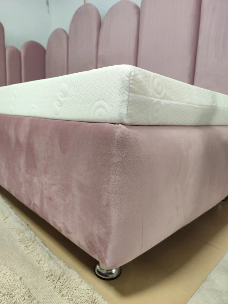 Posteľ Lara vystavená výpredaj spolu s matracom